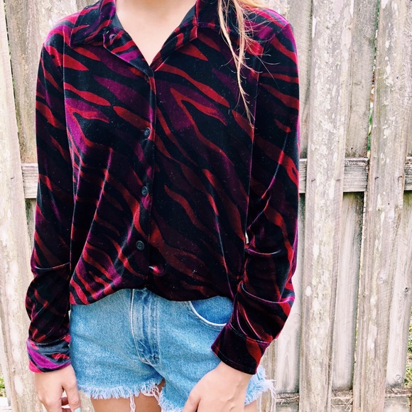 Vintage Tops - 🎁SALE velvet zebra collared button up top